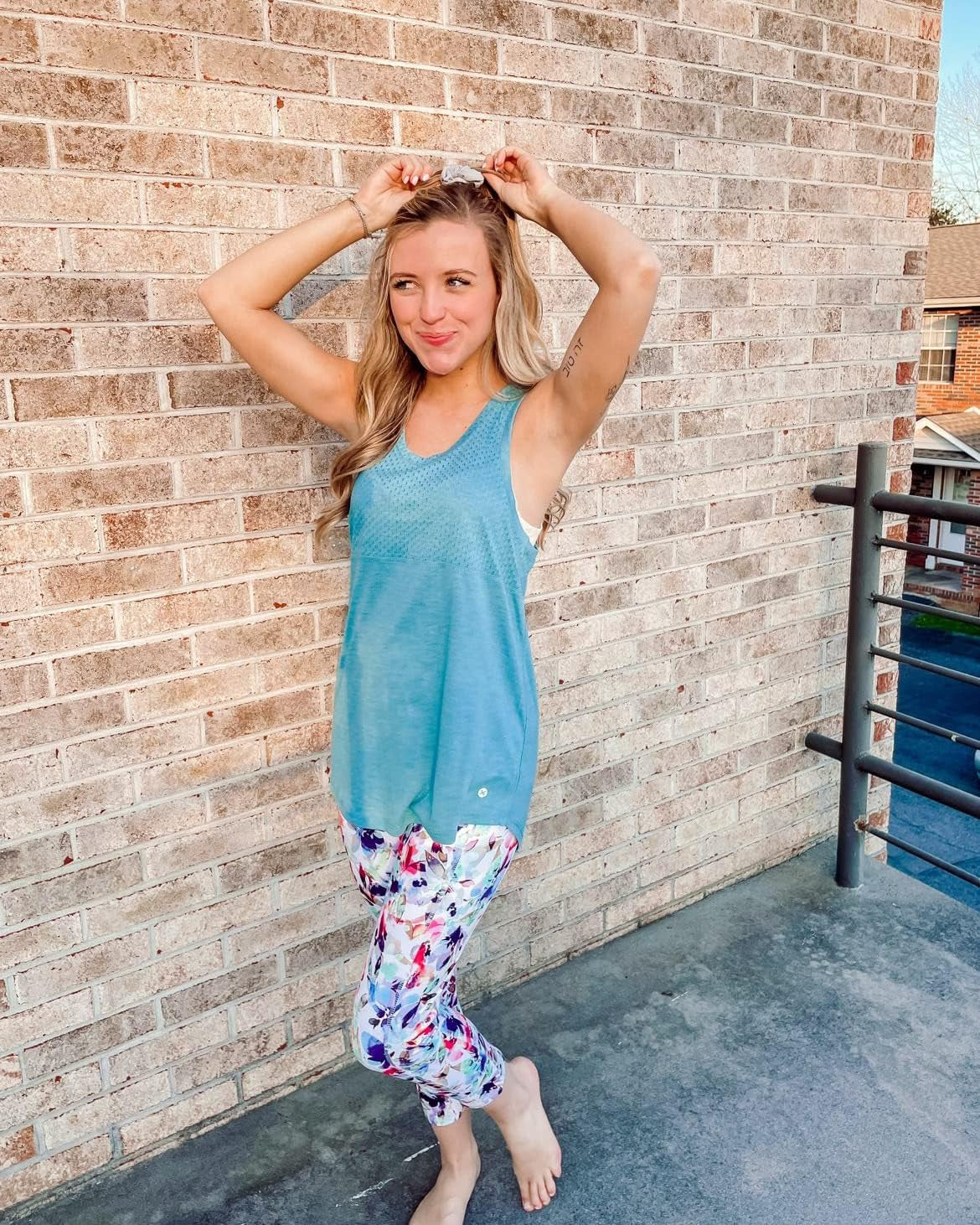 Active Workout Tank Top for Women Racerback Flowy Yoga Top Fashion Detail
